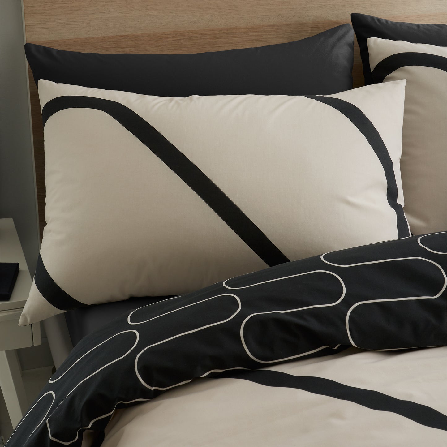 Catherine Lansfield Linear Curve Geometric Duvet Cover Set - Black