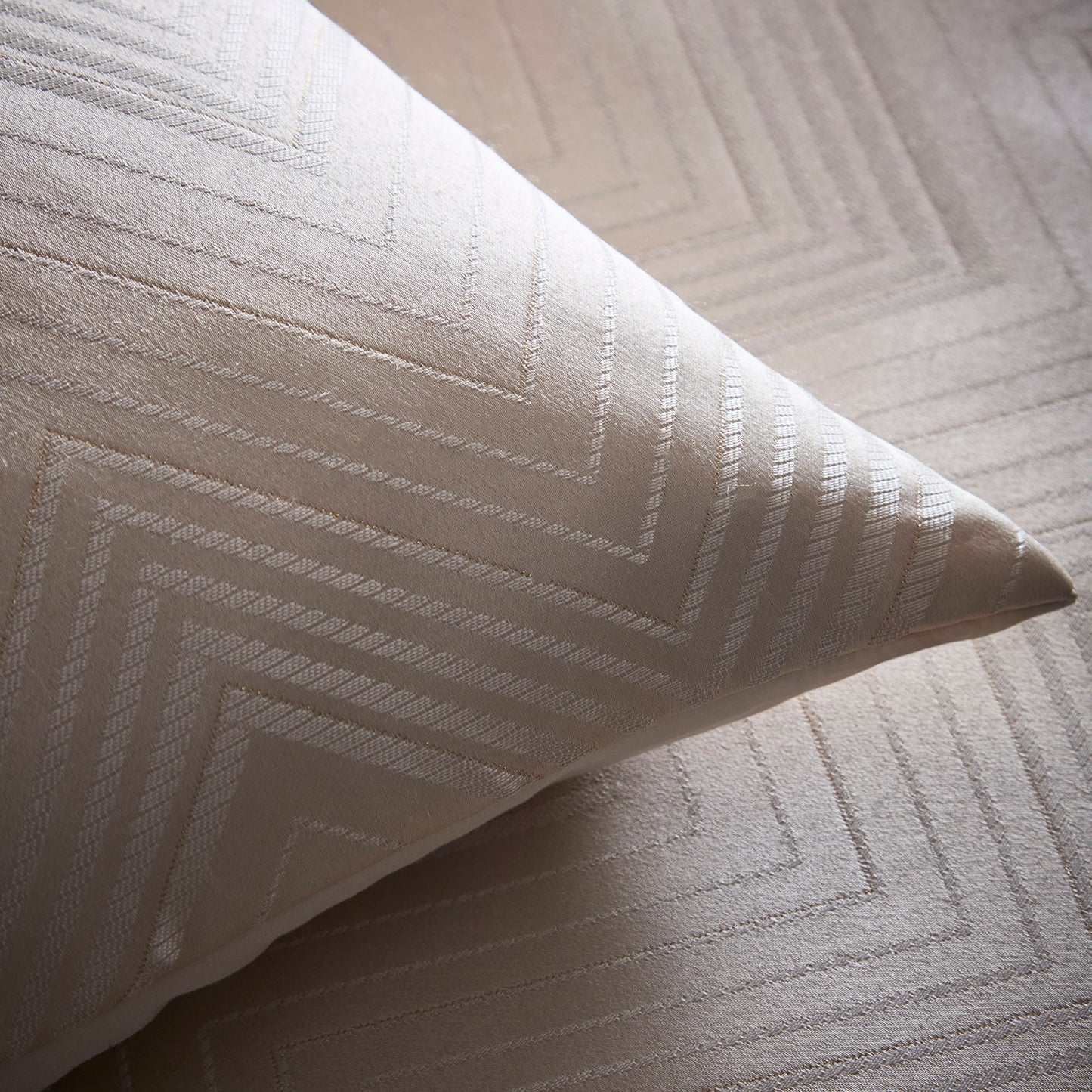 Laurence Llewelyn-Bowen Cocktail Duvet Cover Set - Ivory
