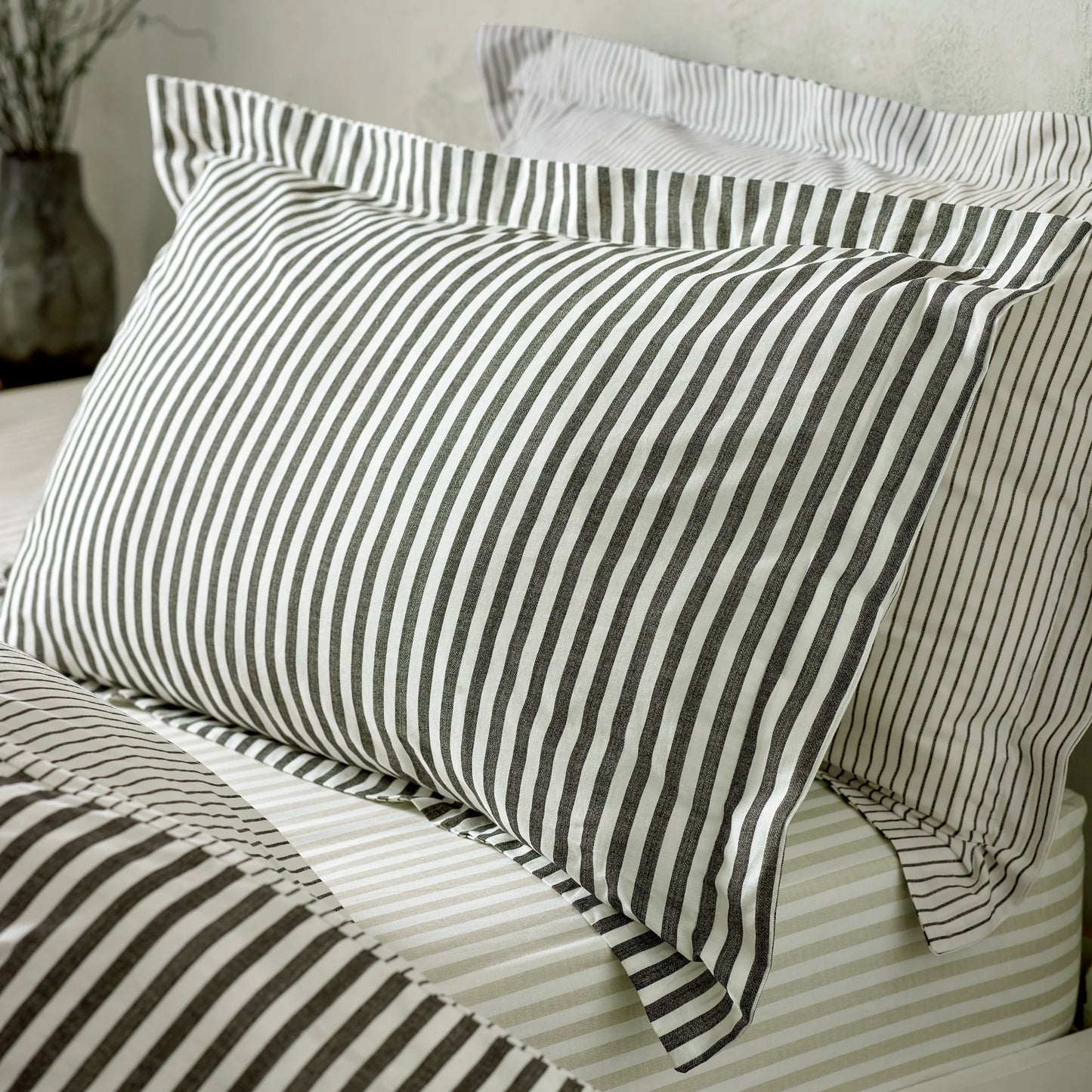 Yard Hebden Narrow Stripe Fitted Sheet - Black