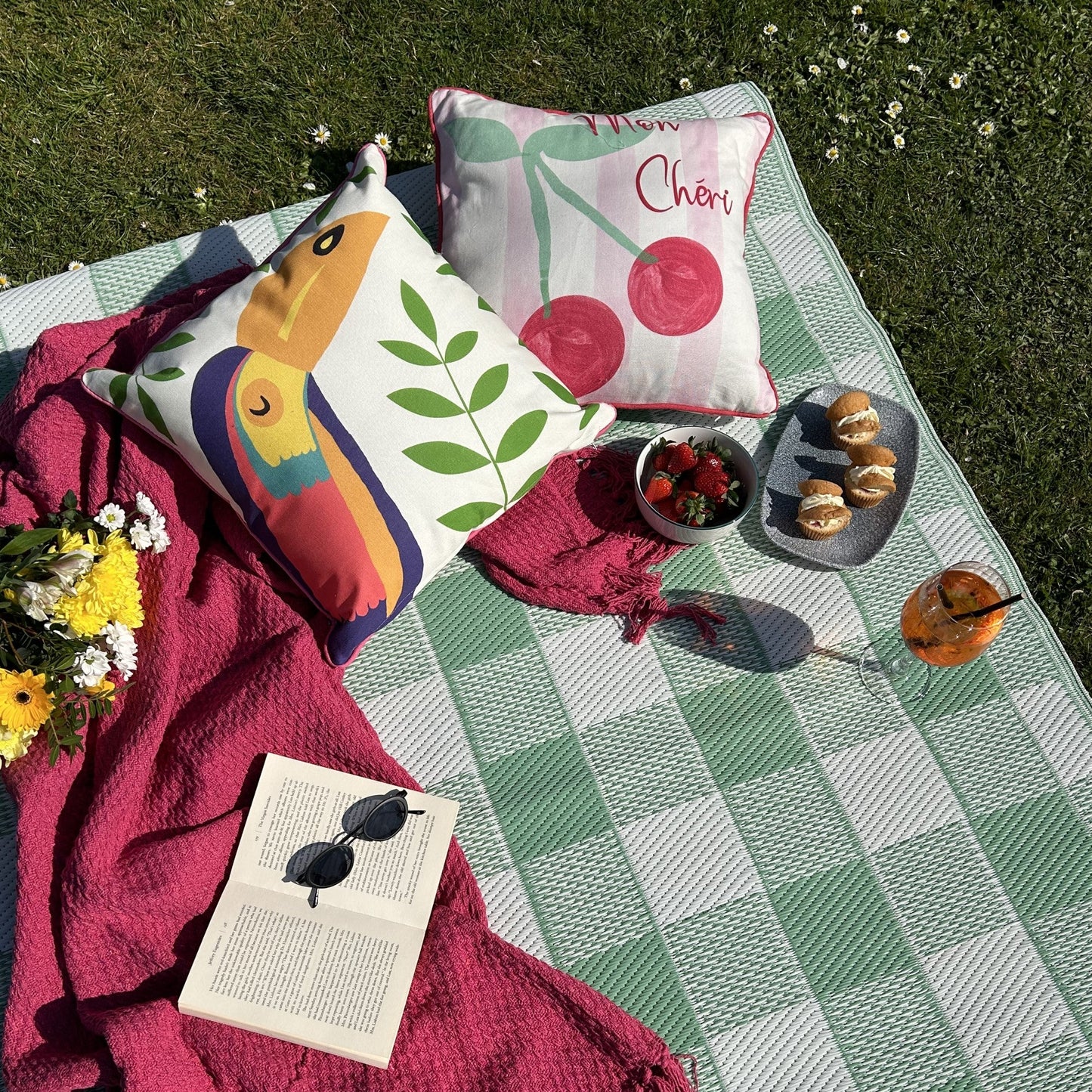 Dreams & Drapes Design Gingham Outdoor Rug - Green