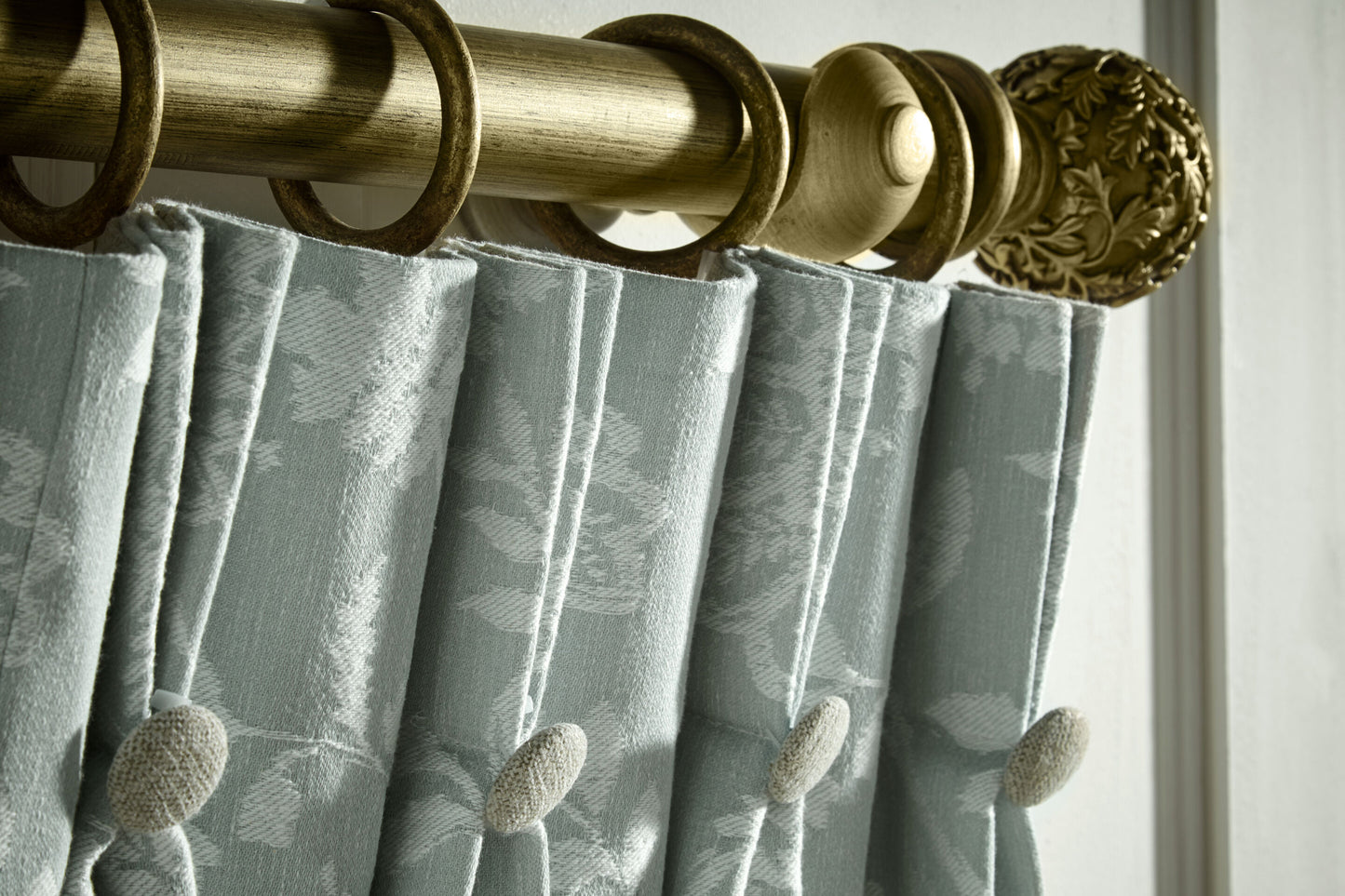 Hallis Modern Country Floral Ball 55mm Wooden Curtain Pole Finial - Gold Black