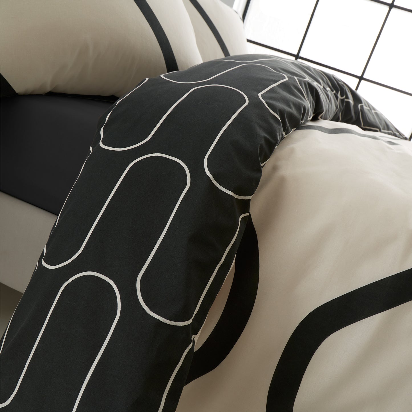 Catherine Lansfield Linear Curve Geometric Duvet Cover Set - Black