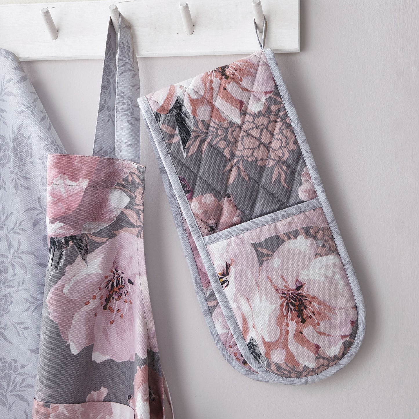 Catherine Lansfield Dramatic Floral Double Oven Glove