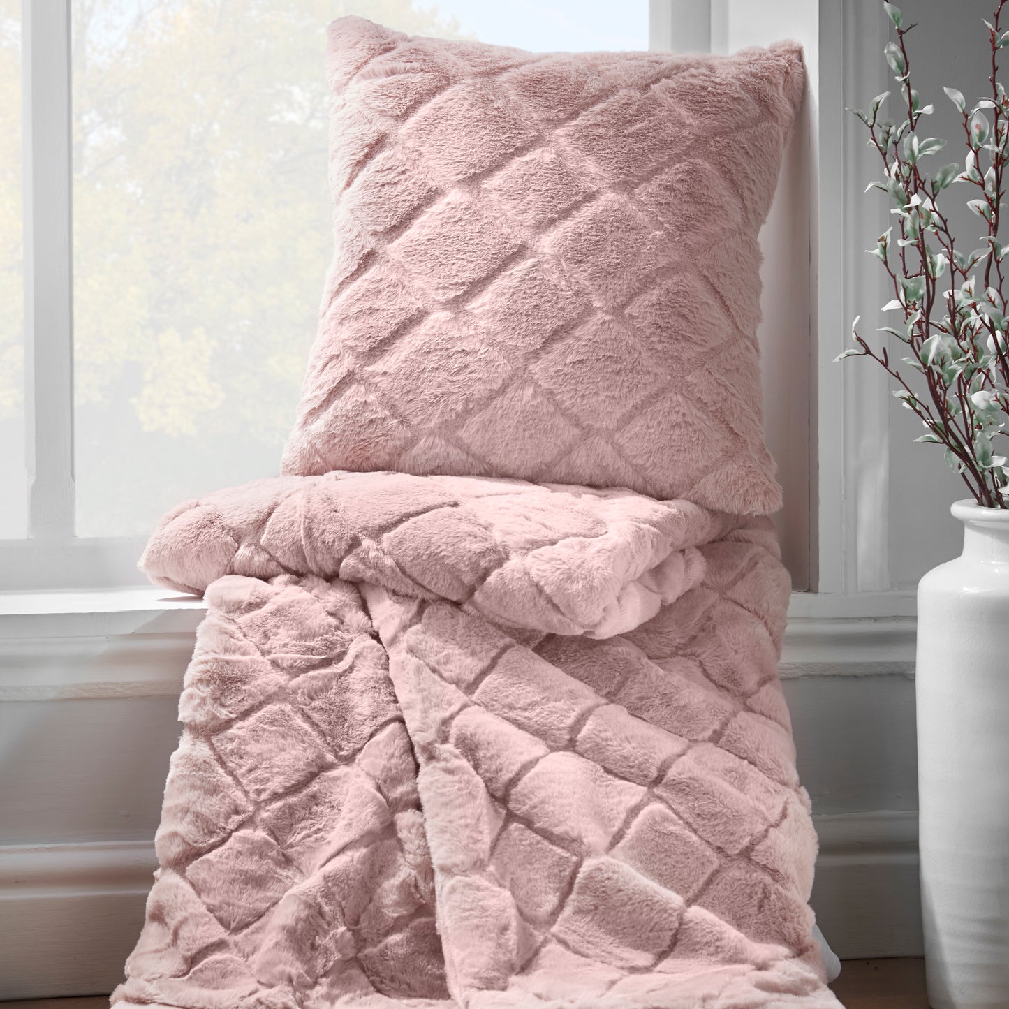Catherine Lansfield Cosy Diamond Throw - Blush