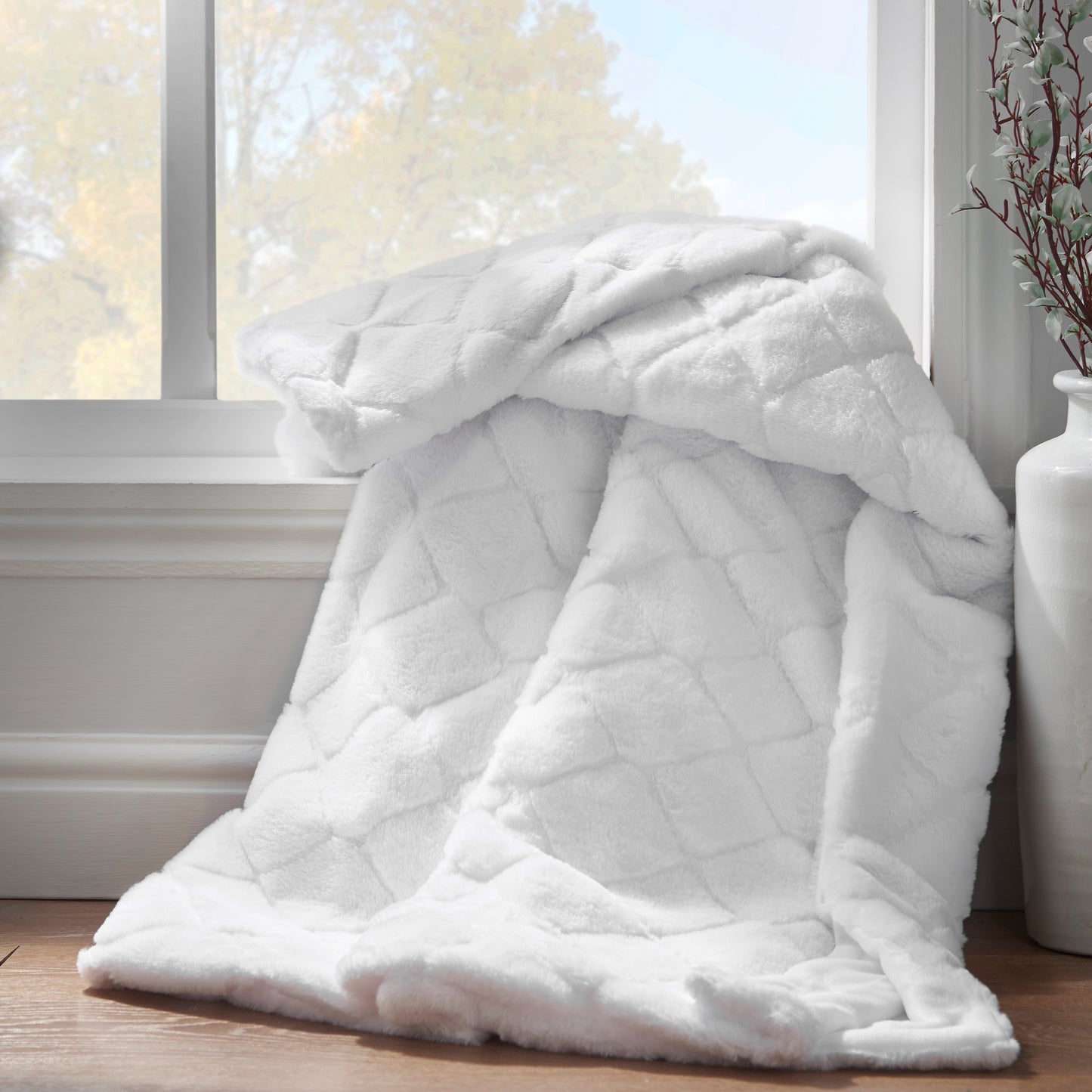 Catherine Lansfield Cosy Diamond Throw - White