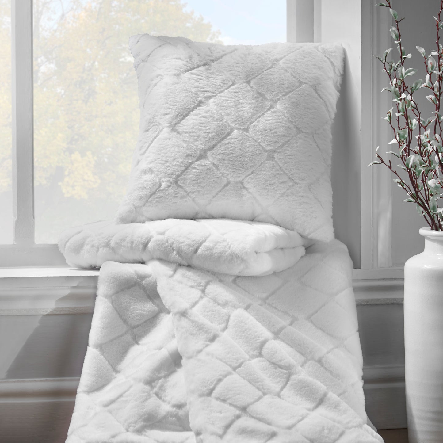 Catherine Lansfield Cosy Diamond Throw - White