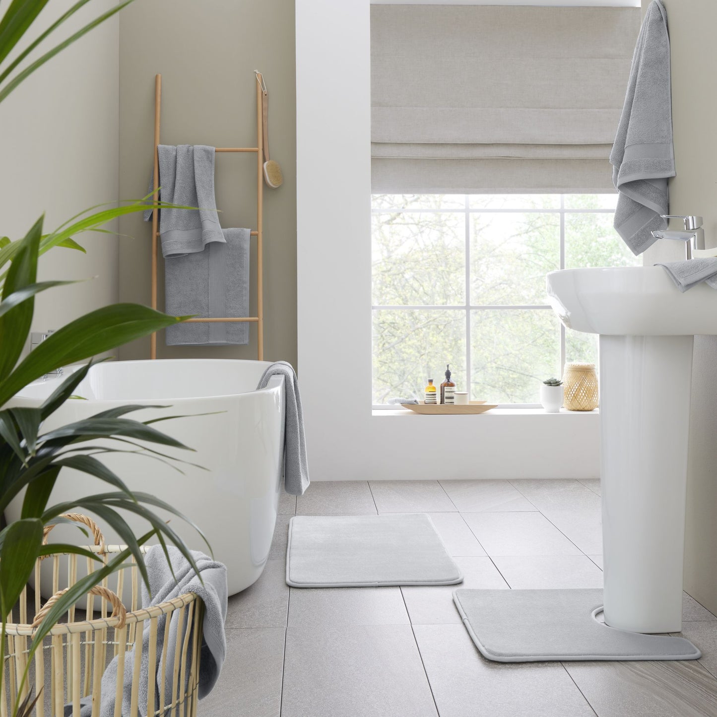 Catherine Lansfield Anti-Bacterial Bath Towels - Silver