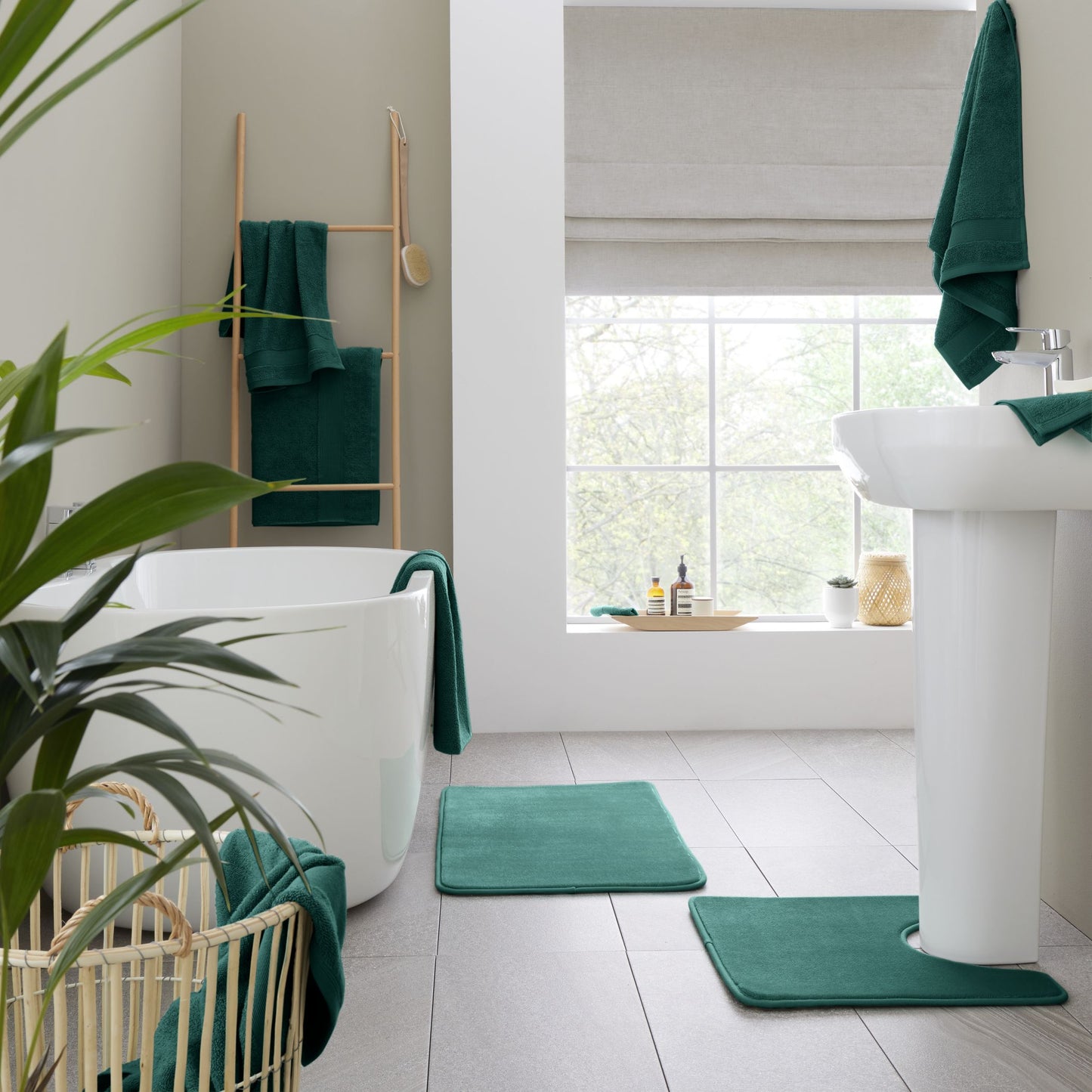 Catherine Lansfield Anti-Bacterial Bath Towels - Forest Green