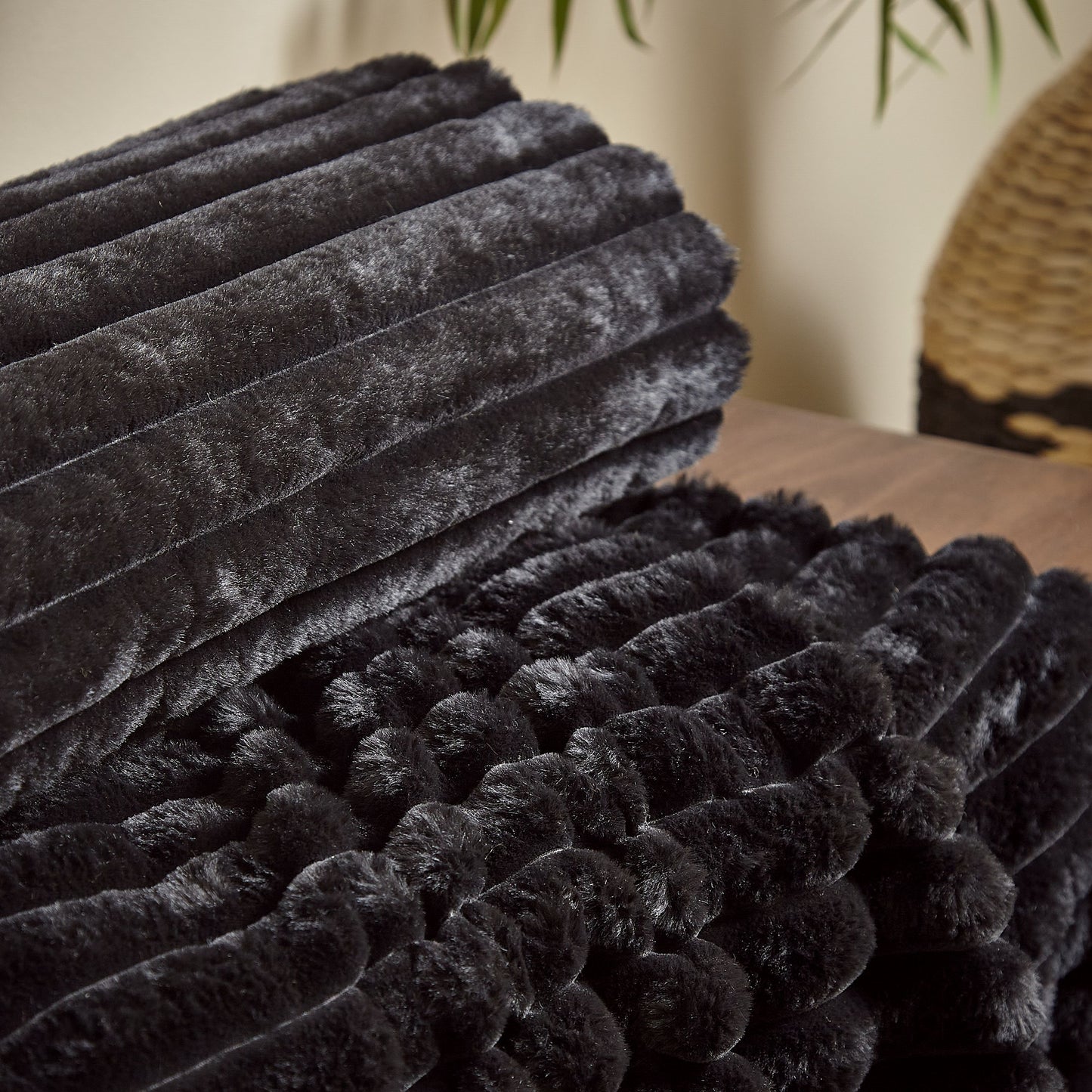 Catherine Lansfield Cosy Ribbed Throw - Black