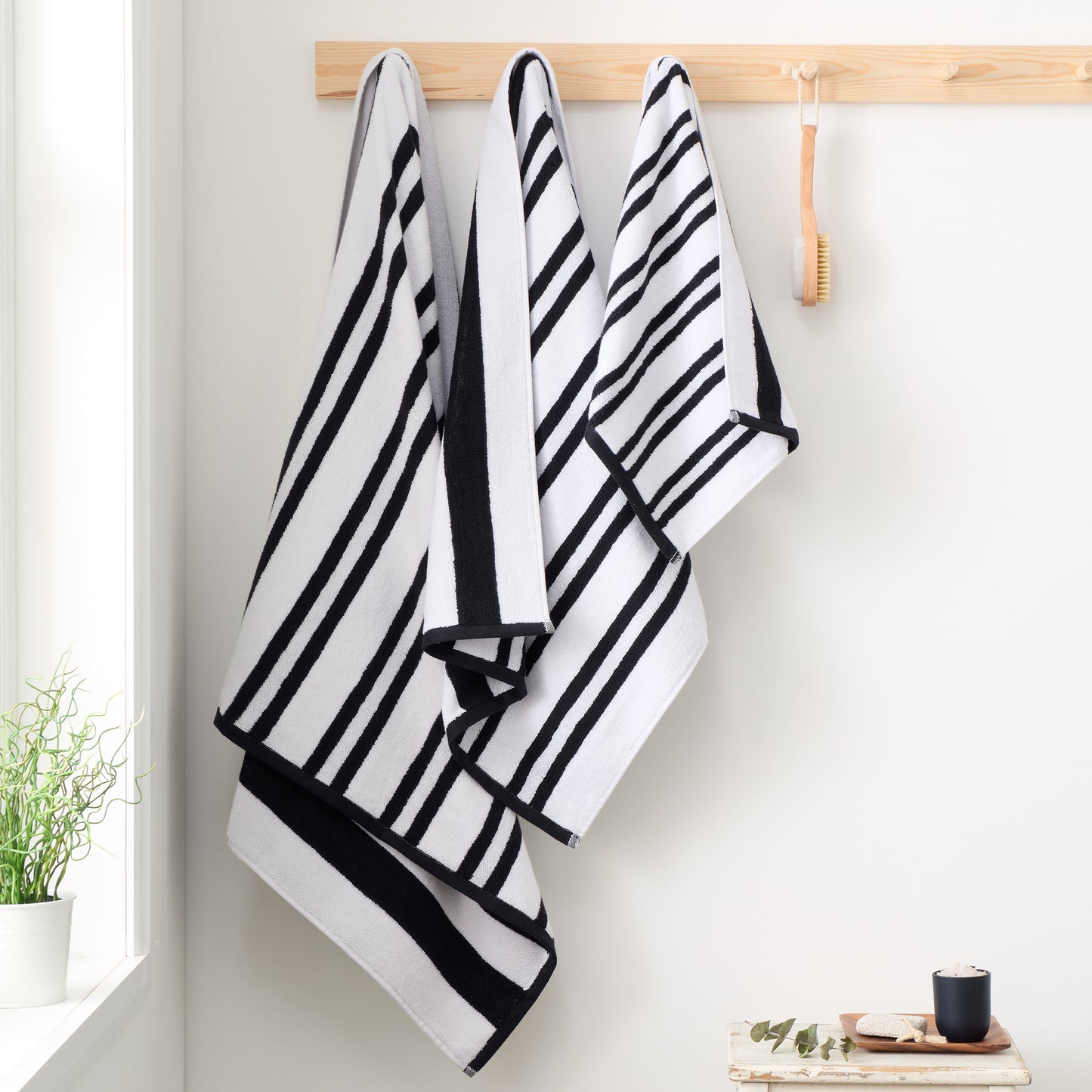 Bianca Reversible Stripe Jacquard Bath Towels - Black