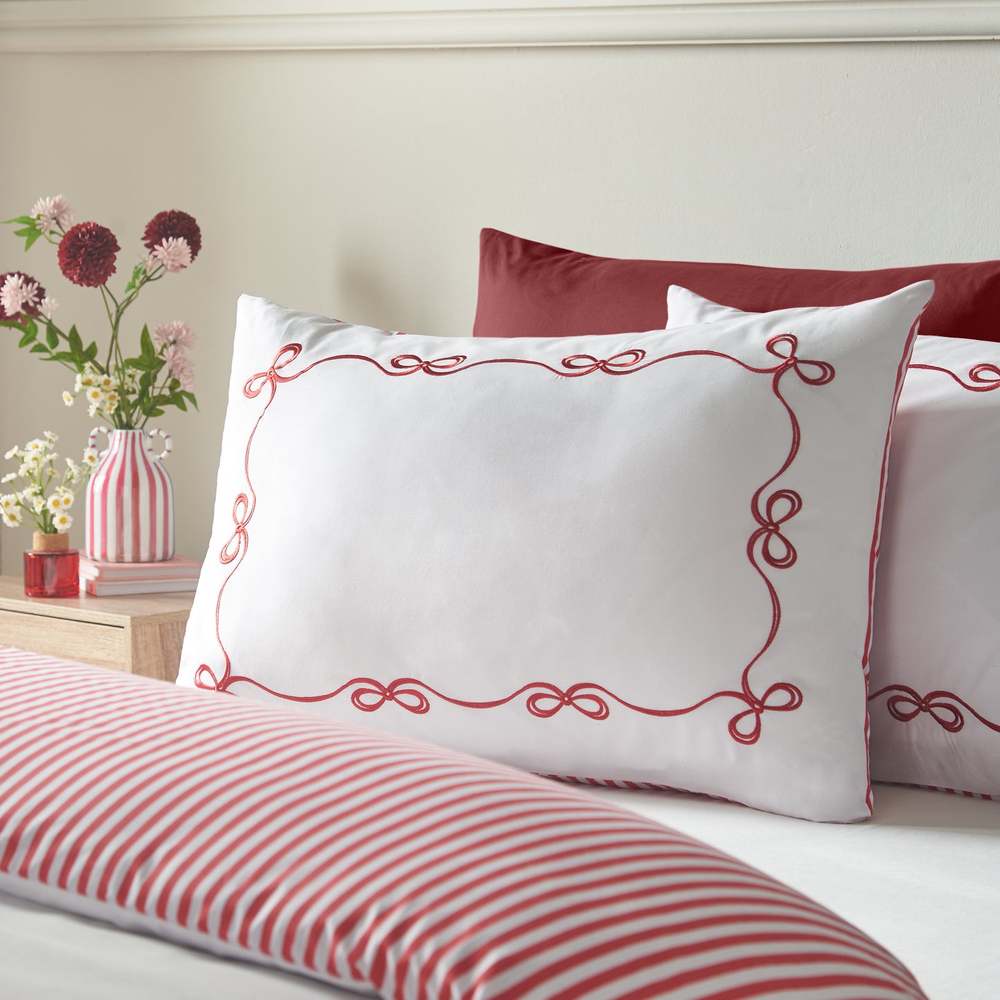 Catherine Lansfield Bow Embroidery Duvet Cover Set - White/Red