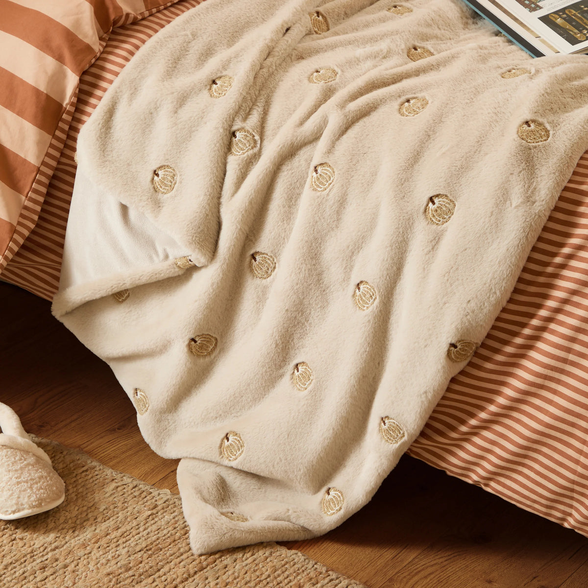Furn Autumn Pumpkins Throw - Natural