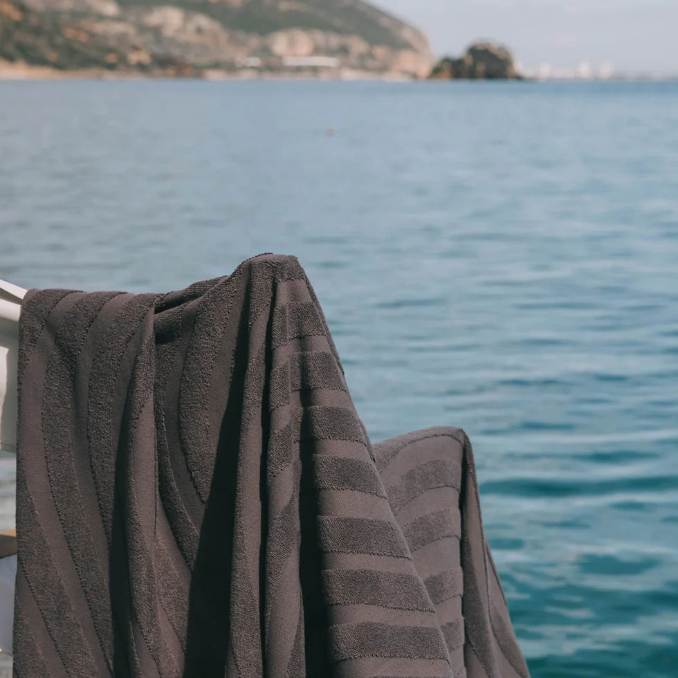 Torres Novas Mar Ondulado Beach Towel - Anthracite