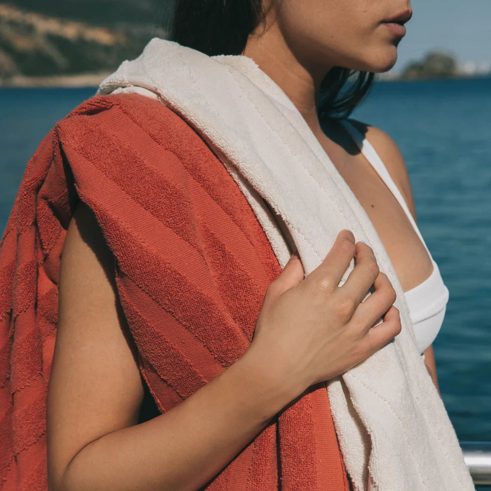 Torres Novas Mar Ondulado Beach Towel - Terracotta
