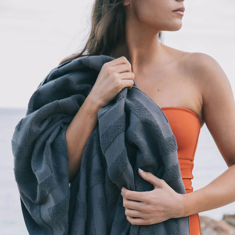 Torres Novas Mar Picado Beach Towel - Anthracite